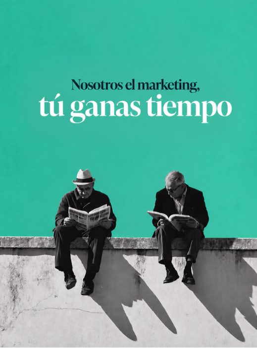 Dos hombres mayores leyendo, con el mensaje Nosotros el marketing, tú ganas tiempo